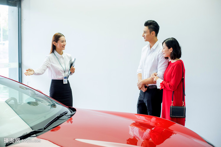 女性销售向客户介绍汽车